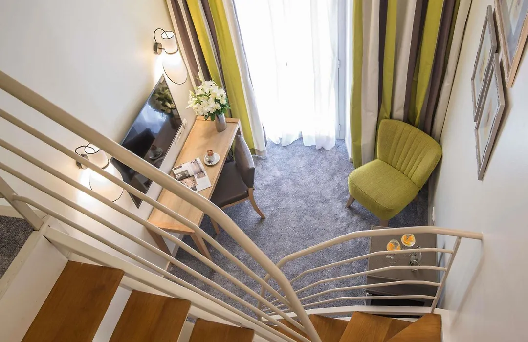 Mercure Nice Marche Aux Fleurs-1